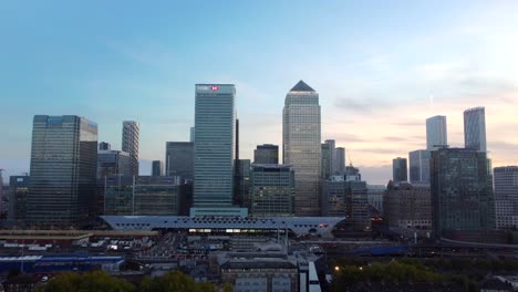 Erstaunliche-Skyline-Der-Stadt-Mit-Hohen-Wolkenkratzern-Bei-Sonnenuntergang