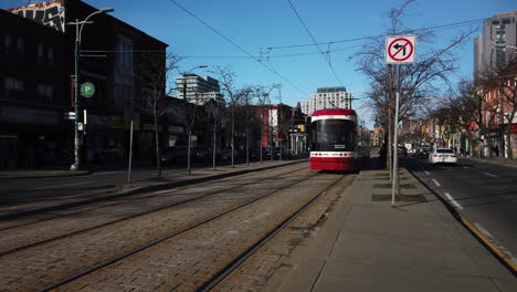 Plano-General-Del-Tranvía-En-Dirección-Norte-Pasando-Por-La-Avenida-Spadina-En-Toronto