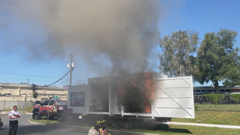 El-Departamento-De-Bomberos-De-Florida-Realiza-Una-Demostración-Educativa-De-Una-Sala-De-Estar-En-Llamas-Con-Enormes-Llamas-Y-Humo-Negro-Para-Recordar-A-Todos-Sobre-La-Seguridad-Contra-Incendios,-Tampa,-Florida