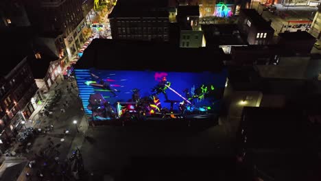 Luftaufnahme-Rund-Um-Eine-Beleuchtete,-Holografisch-Geführte-Wandwand,-Beim-Blink-Festival-Of-Light-And-Art-In-Cincinnati,-Ohio,-USA