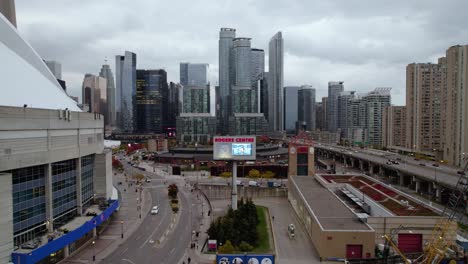 Luftbild-Zum-Rogers-Center-Schild-In-Der-Innenstadt-Von-Toronto,-Bewölkt,-Herbsttag-In-Ontario,-Kanada