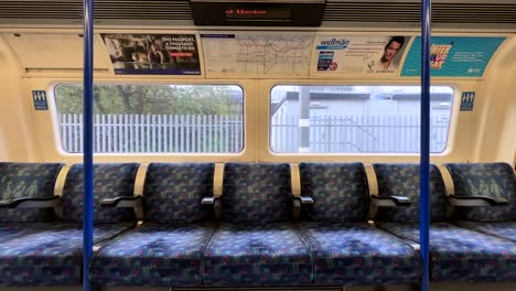 In-Einer-Leeren-U-Bahn,-Die-Den-Bahnhof-Im-Norden-Londons-Verlässt