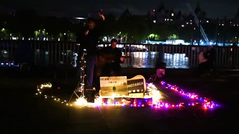 Dean-Franklin-Cantando-Por-El-Puente-Del-Hambre-Y-El-Puente-Del-Jubileo-De-Oro,-Londres,-Reino-Unido