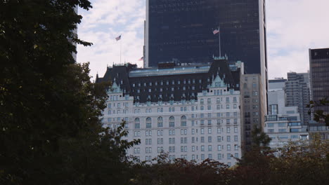 Majestuosa-Plaza-Vista-Del-Edificio-Del-Hotel-Desde-El-Otro-Lado-Del-Parque-Central,-Ciudad-De-Nueva-York-Manhattan-Usa-Temprano-En-La-Mañana,-Arquitectura-Urbana-Moderna-En-El-Centro