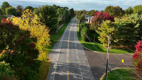 Los-Coches-Circulan-Por-La-Carretera-A-Través-De-Los-Suburbios-Estadounidenses-En-Otoño