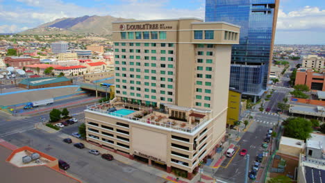 Dron-Aéreo-Que-Establece-Una-Toma-Del-Edificio-Del-Hotel-Doubletree-By-Hilton-En-El-área-Del-Centro-De-El-Paso-Tx-Junto-A-La-Autopista-I-10