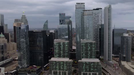 Luftaufnahme-Nähert-Sich-Hochhaus,-Im-Südlichen-Kern,-Toronto,-Bewölkter-Herbsttag-In-Ontario,-Kanada