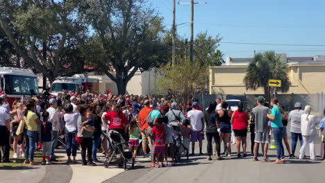 Plano-Medio-Estático-De-La-Asociación-De-Rociadores-Contra-Incendios-De-Florida-Realizando-Un-Programa-Educativo-En-El-Sitio-Sobre-Rociadores-Contra-Incendios-Salvando-A-Tampa,-Florida