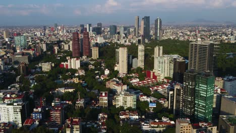 Vista-Aérea-Con-Vistas-Al-Paisaje-Urbano-De-Polanco,-Hora-Dorada-En-La-Ciudad-De-México---Inclinación,-Disparo-De-Drones