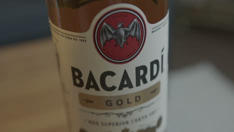 Close-Up-Rack-Focus-De-Una-Botella-De-Ron-Bacardi-Gold