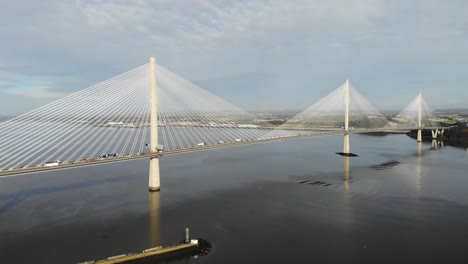 Die-Queensferry-Kreuzung-Ist-Eine-Belebte-Brücke,-Die-Jeden-Tag-Von-Tausenden-In-Schottland,-Großbritannien,-Passiert-Wird