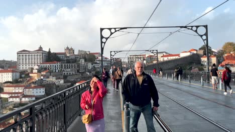 Porto-Portugal-Punto-De-Vista-Caminar-Sobre-El-Famoso-Puente-Mirador-Ponte-Luis-I