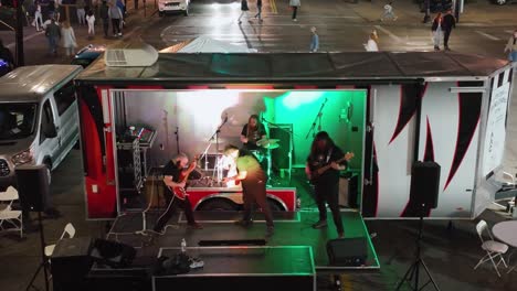 Vista-Aérea-Hacia-Una-Banda-Tocando-En-Un-Restaurante-En-Cincinnati,-Ohio,-Estados-Unidos