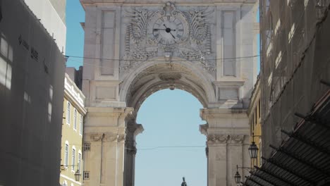 Los-Turistas-Caminan-Bajo-El-Arco-De-Rua-Augusta-En-Lisboa