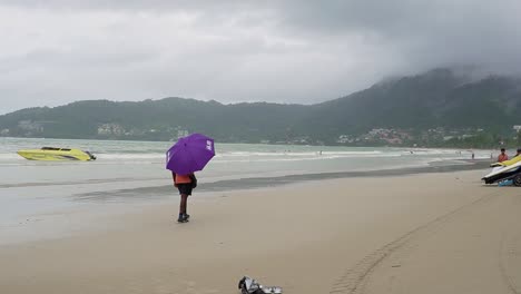 Playa-Vacía-De-Patong-En-Un-Día-Lluvioso-En-Temporada-De-Lluvia