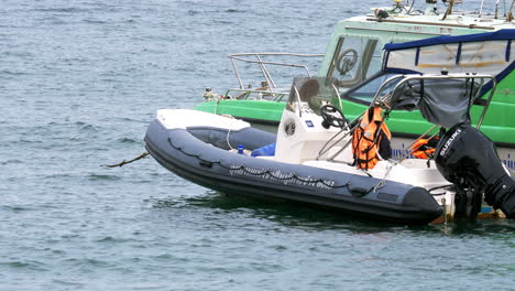 Speed-boat-moored-to-pick-up-tourists-Travel-to-the-beach-in-Rayong,-Thailand