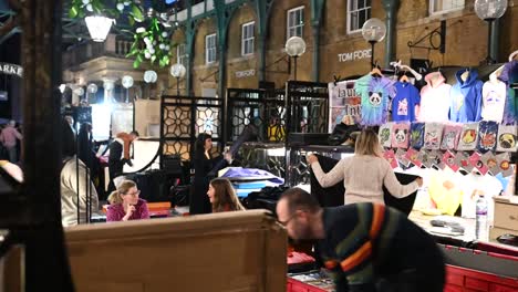 Packing-up-within-the-Apple-Market,-Covent-Garden,-London,-United-Kingdom