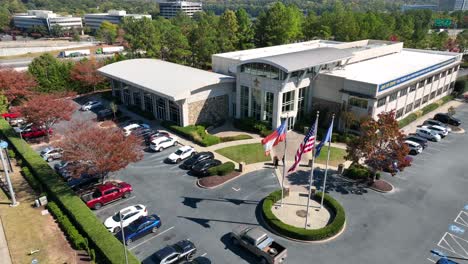 Oficina-De-Boy-Scouts-Of-America-Con-Banderas-Para-Estados-Unidos,-Estado-De-Georgia,-Bsa