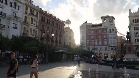 Gente-Caminando-En-La-Plaza-De-Las-Tendillas-En-Una-Mañana-Soleada-En-Córdoba,-España