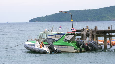 Lancha-Rápida-Amarrada-Para-Recoger-A-Los-Turistas-Que-Viajan-A-La-Playa-En-Rayong,-Tailandia