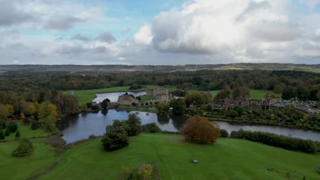 Leeds-Castle-Pan-Und-Dolly-Down-Drohnenaufnahme