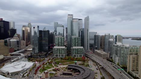 Vista-Aérea-Sobre-El-Museo-Del-Ferrocarril-Y-El-Parque-De-La-Rotonda,-Hacia-La-Ciudad-De-Gran-Altura,-Día-Nublado-En-Toronto,-Canadá