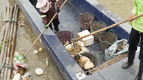 Gente-Limpiando-Los-Ríos-De-Bangkok-Después-De-Una-Inundación