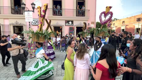 Toma-En-Cámara-Lenta-De-Una-Boda-Tradicional-En-La-Ciudad-De-Oaxaca-Con-Los-Invitados-Y-Los-Indígenas-Bailando