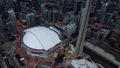 Luftaufnahme-Mit-Blick-Auf-Das-Rogers-Center,-Dämmerung-In-Der-Innenstadt-Von-Toronto,-Kanada---Hoher-Winkel,-Umlaufbahn,-Drohnenaufnahme