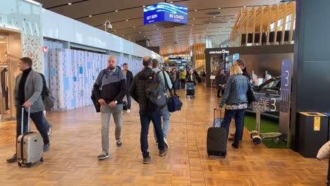 área-De-La-Puerta-Del-Aeropuerto-De-Helsinki-Con-Gente-Caminando