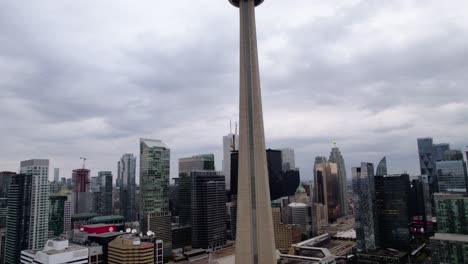 Vista-Aérea-Frente-A-La-Torre-Cn-En-El-Centro-De-Toronto,-En-El-Nublado-Ontario,-Canadá---Ascendente,-Disparo-De-Drones