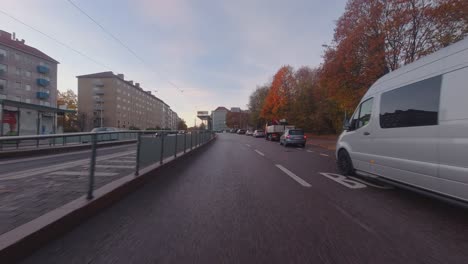 Fahren-Pov:-Herbstlaub-Auf-Bäumen-Während-Der-Morgendlichen-Pendelfahrt-In-Die-Stadt