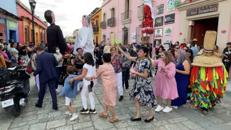 Toma-En-Cámara-Lenta-De-Una-Boda-Tradicional-En-La-Ciudad-De-Oaxaca-Con-Los-Invitados-Bailando-Alrededor-De-Los-Maniquíes-De-La-Novia-Y-El-Novio