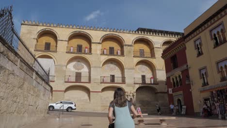 Europäische-Mutter-Und-Kind-Spazieren-Auf-Der-Plaza-Del-Triunfo,-Umgeben-Von-Historischen-Gebäuden-In-Cordoba,-Spanien