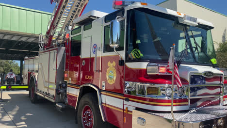 Nahaufnahme-Statischer-Schuss-Auf-Feuerwehrauto-Bei-öffentlicher-Ausstellungspräsentation-Des-Offenen-Hauses-Im-Freien-Auf-Der-Feuerwache-Der-Tempelterrasse-In-Tampa,-Florida,-Usa