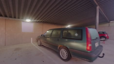 Fahren-Pov:-Rückwärtsfahren-Aus-Einem-überdachten-Wohnparkplatz