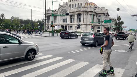 Foto-De-Un-Patinador-Tratando-De-Cruzar-Una-Avenida-En-La-Ciudad-De-México