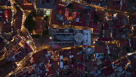 Iglesia-Iluminada-De-Santa-Prisca-De-Taxco,-Tarde-En-México---Ojo-De-Pájaro,-Vista-Aérea