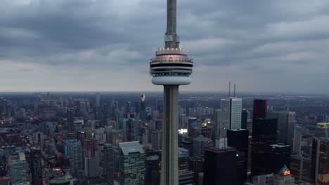 Vista-Aérea-Alrededor-De-La-Torre-Cn,-Puesta-De-Sol-De-Mal-Humor-Oscuro-En-Toronto,-Canadá---Dando-Vueltas,-Disparo-De-Drones