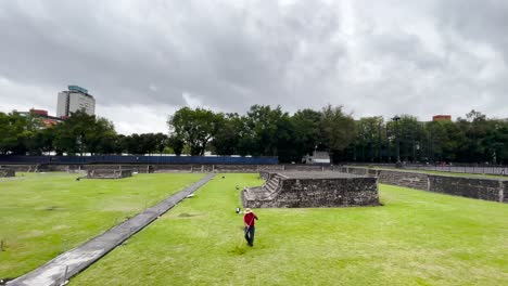 Foto-De-Una-Persona-Cortando-El-Pasto-En-Las-Pirámides-Aztecas-En-Tlatelolco,-Ciudad-De-México