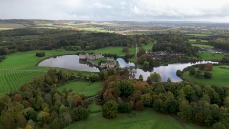 Vista-Aérea-Del-Castillo-De-Leeds-En-Otoño-Con-árboles-Coloridos