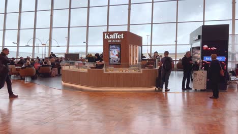 Helsinki-Airport-gate-area-people-shopping