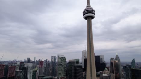 Vista-Aérea-Del-Paisaje-Urbano-Y-La-Torre-Cn-En-El-Centro-De-Toronto,-En-El-Sombrío-Ontario,-Canadá---Inclinación,-Disparo-De-Drones