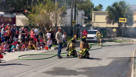 Toma-En-ángulo-Lateral-De-La-Asociación-De-Rociadores-Contra-Incendios-De-Florida-Que-Realiza-Un-Programa-De-Educación-En-El-Sitio-Sobre-Rociadores-Contra-Incendios-Que-Salvan-Vidas,-Florida