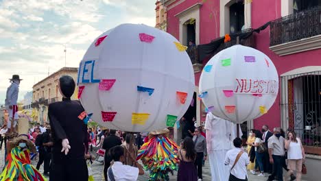 Toma-En-Cámara-Lenta-De-Una-Boda-Tradicional-En-La-Ciudad-De-Oaxaca-Con-Los-Personajes-Disfrazados