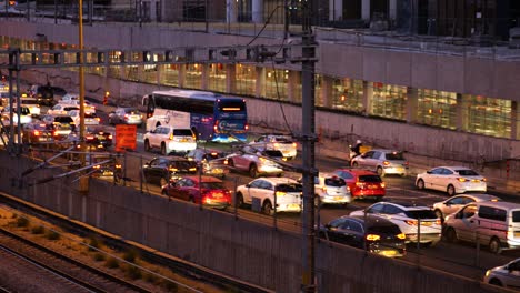 Ajetreado-Tráfico-De-Coches-De-Varios-Carriles-Por-La-Noche-En-Tel-Aviv,-Israel