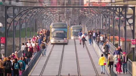 Porto-Portugal-Metro-Transporte-Público