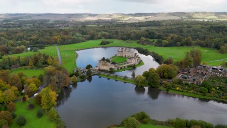 Leeds-Castle-Drohnenaufnahme-Mit-Wassergraben-Und-Seen