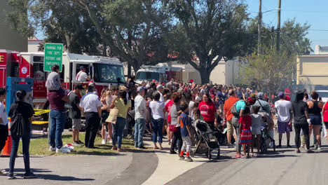 Massenschwenk-Der-Florida-Fire-Sprinkler-Association,-Die-Ein-Schulungsprogramm-Vor-Ort-über-Sprinkler-Durchführt,-Die-Leben-Retten,-Florida