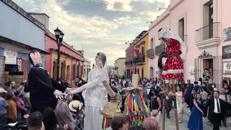 Toma-En-Cámara-Lenta-De-Una-Boda-Tradicional-En-La-Ciudad-De-Oaxaca-Con-Gente-Bailando-Alrededor-De-La-Novia-Y-El-Novio